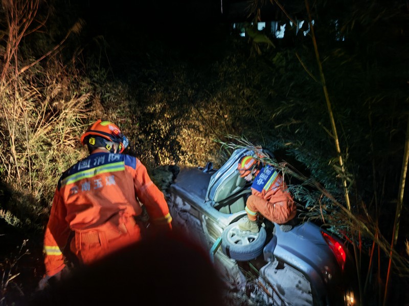 峨山：车辆侧翻 2 人被困 峨山消防紧急救援